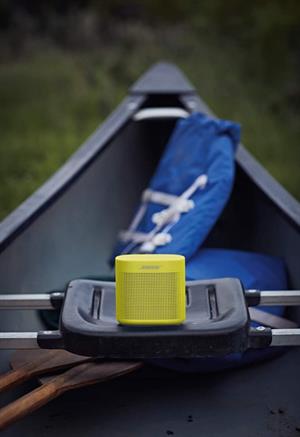 eBookReader Bose SoundLink Color 2 bluetooth højtaler gul udenfor
